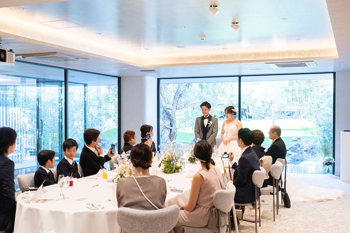 庭園を望みアットホームに過ごす、贅沢会食ウエディング イメージ