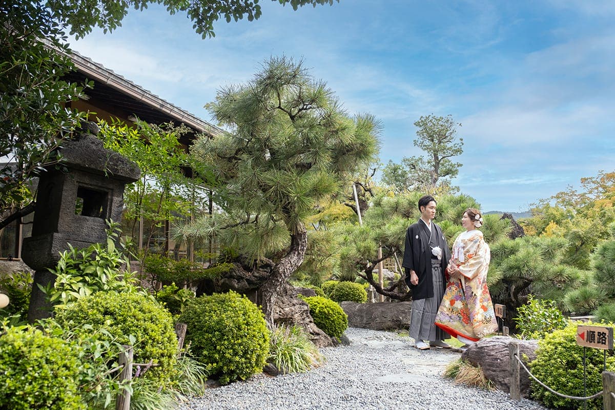 日本庭園で思い出の写真を。温かな家族結婚式 イメージ