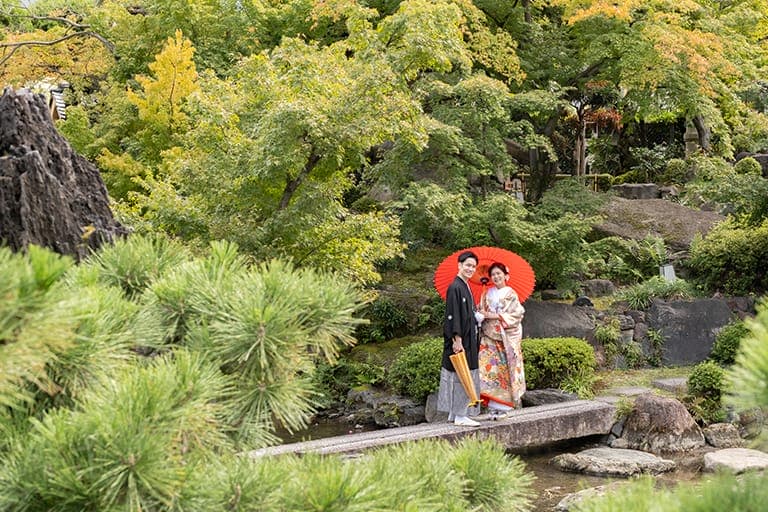 日本庭園で思い出の写真を。温かな家族結婚式 イメージ