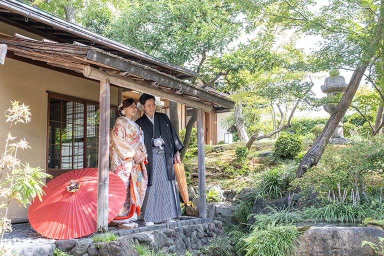 日本庭園で思い出の写真を。温かな家族結婚式 イメージ