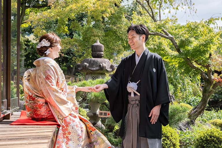 日本庭園で思い出の写真を。温かな家族結婚式 イメージ