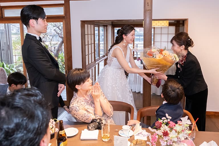 日本庭園で思い出の写真を。温かな家族結婚式 イメージ
