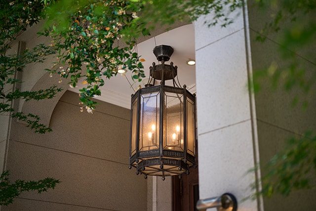 緑と陽光に包まれた洗練空間。ゲストと愉しむクラシカルウエディング　イメージ