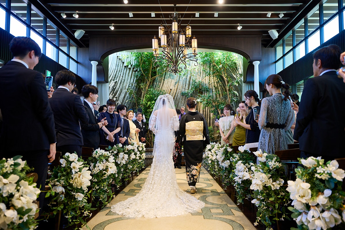 緑と陽光に包まれた洗練空間。ゲストと愉しむクラシカルウエディング　イメージ