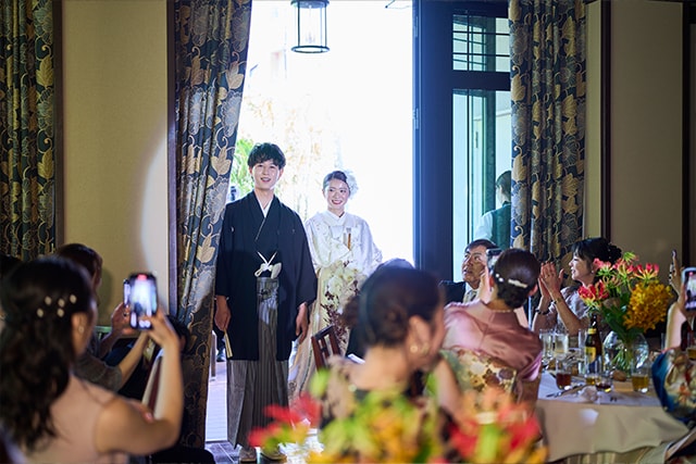 緑と陽光に包まれた洗練空間。ゲストと愉しむクラシカルウエディング　イメージ