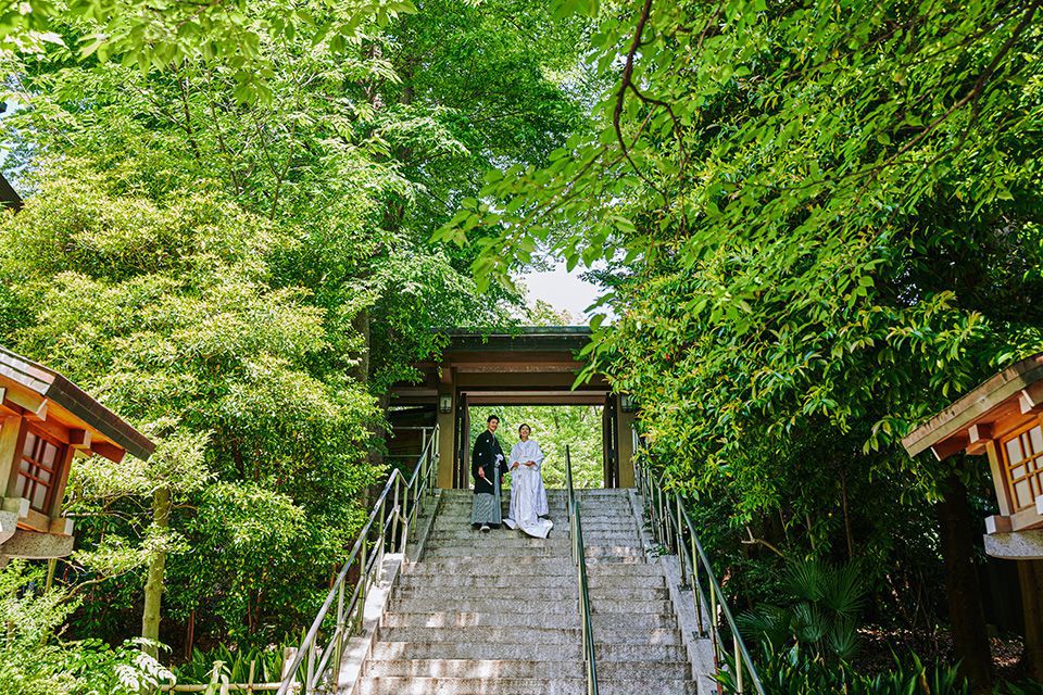 A modern Japanese wedding suited to both a wedding gown and traditional Japanese attire image