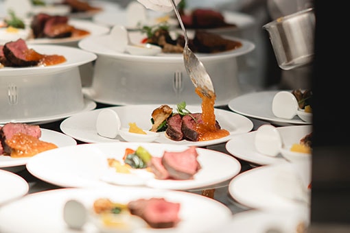 陽光と緑に包まれた上質空間で過ごす、みなとみらいの大人のガーデンパーティ　レポート