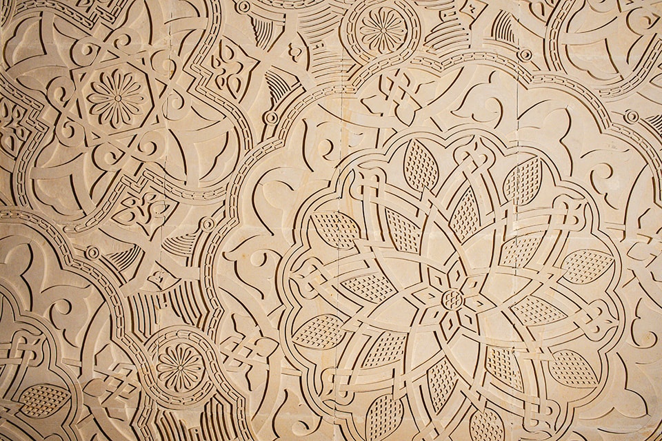 アラベスク柄のモニュメント