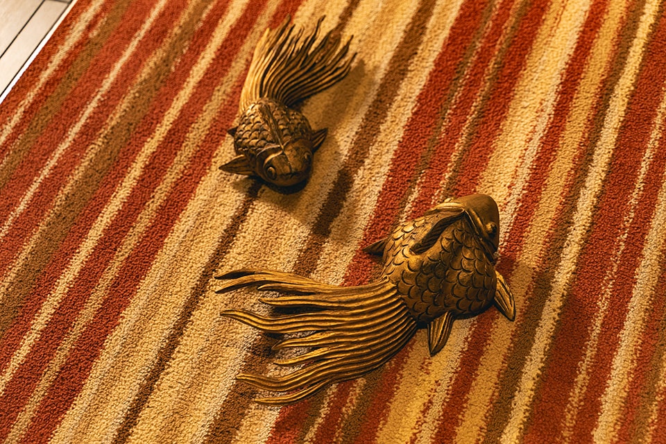 対の金魚オブジェ