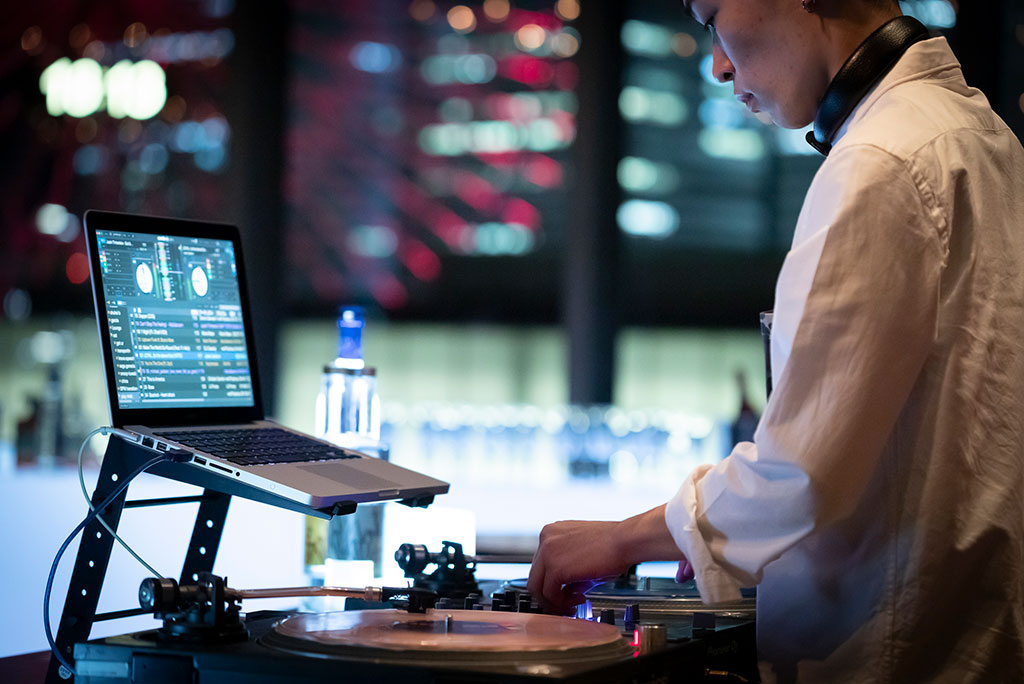 DJ & BAR