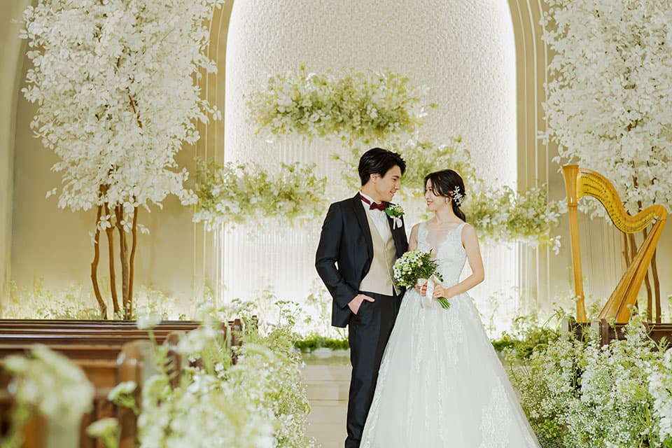 ウエディングフォトブース Under the artful canopy of our Porte-cochère, every moment feels